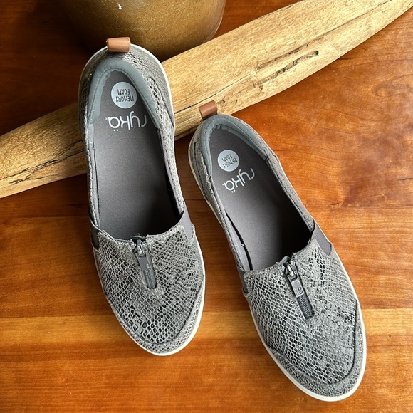 Ryka Vivvi slip-on sneaker gray snake embossed. Size 10 - Picture 3 of 9